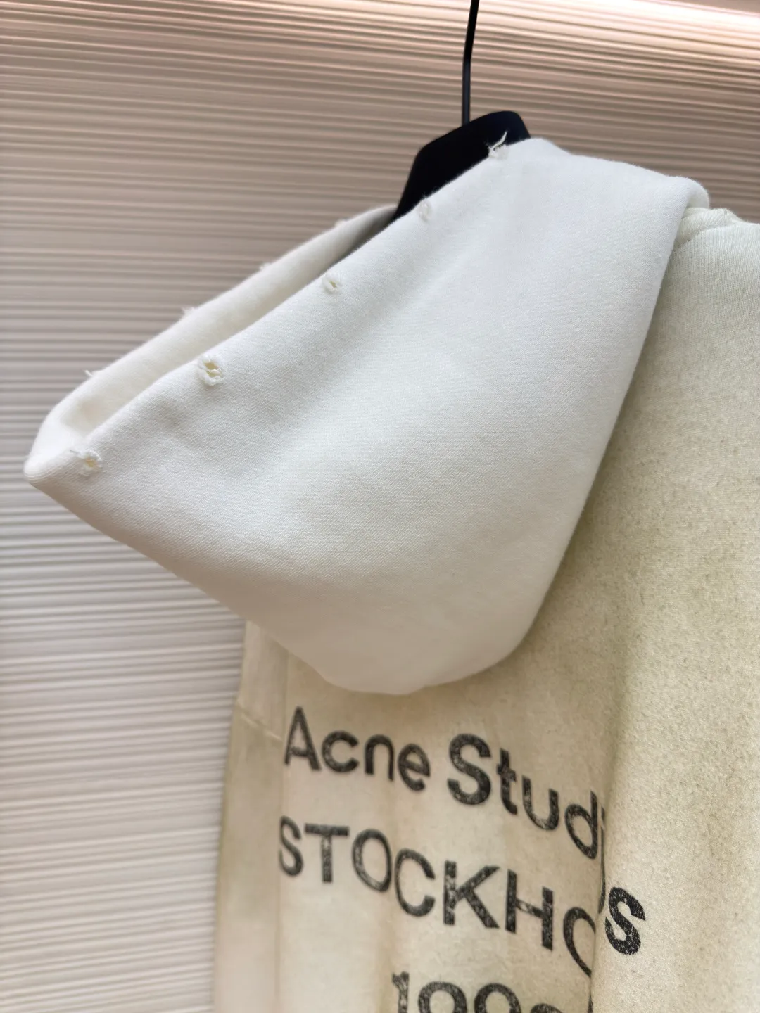 Acne Studios 1996 distressed printed hooded sweatshirt ●Authentic product: purchased and developed for 2299 ●Item number: 1680615-A85 ●Fabric: pure cotton fabric ●Technology: printing production ●Version: loose fit ●Weight: about 890 grams ●Size: S-M-L-XL ●Description: The fabric is made of custom-made pure cotton, washed with distressed and dirty gradient techniques, printed on the back, and the overall wiring is straight and delicate. The fabric is comfortable and soft, with consistent colors and no color difference. It can be matched with the same style to create a fashionable look and control various occasions. Customized accessories, complete with three standards, same style for men and women!